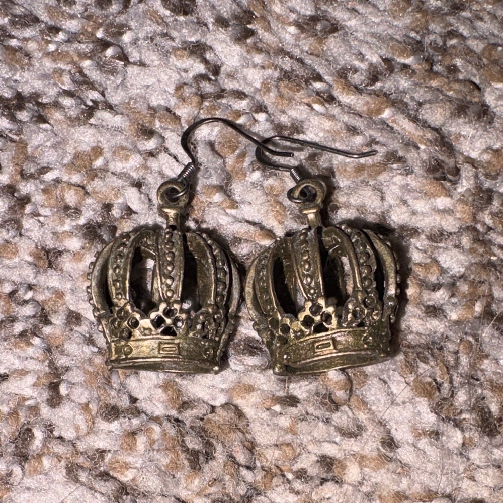 🌸3/$15🌸 Gold Crown Earrings
